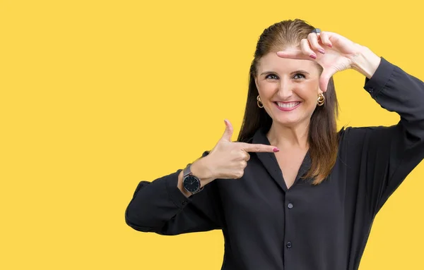 Mulher Negócios Madura Meia Idade Bonita Sobre Fundo Isolado Sorrindo — Fotografia de Stock