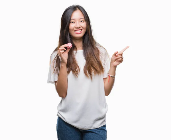 Jonge Aziatische Vrouw Roze Macaron Zoet Eten Geïsoleerde Achtergrond Erg — Stockfoto