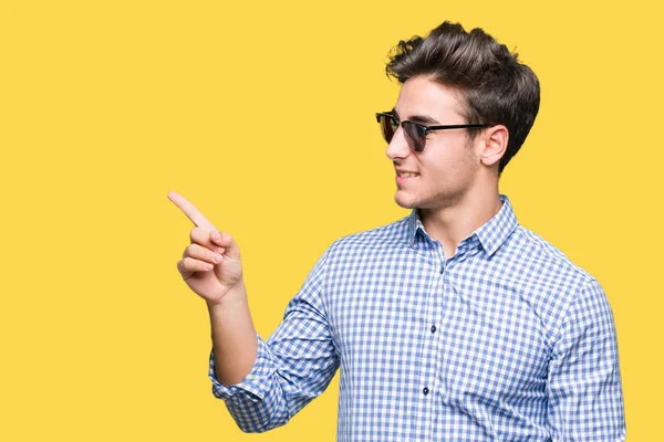 Joven Hombre Guapo Con Gafas Sol Sobre Fondo Aislado Con —  Fotos de Stock