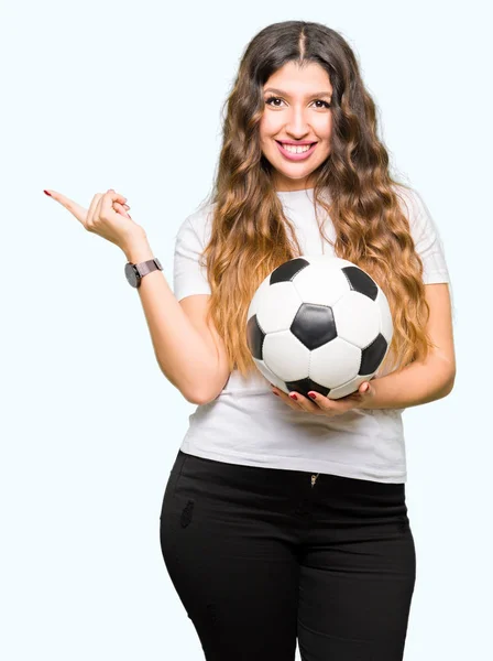 Junge Erwachsene Frau Hält Fußballball Sehr Glücklich Und Zeigt Mit — Stockfoto