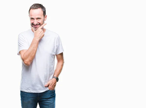 Hombre Mediana Edad Con Una Camiseta Blanca Sobre Fondo Aislado — Foto de Stock