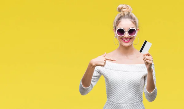 Unga Vackra Blonda Kvinnan Håller Kreditkort Över Isolerade Bakgrund Med — Stockfoto
