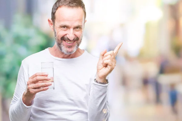 Moyen Âge Vieil Homme Âgé Buvant Verre Eau Sur Fond — Photo