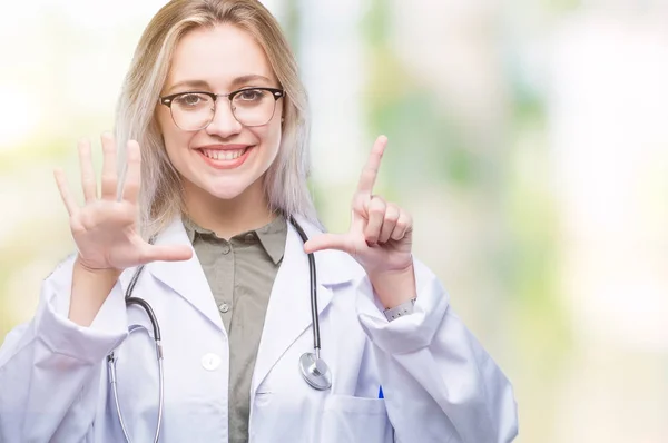 年轻的金发医生妇女在孤立的背景显示和指向手指七 而微笑着自信和快乐 — 图库照片