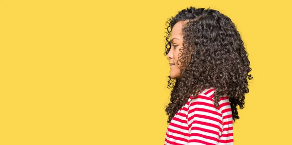 Mulher Bonita Nova Com Cabelo Encaracolado Vestindo Listras Shirt Olhando — Fotografia de Stock