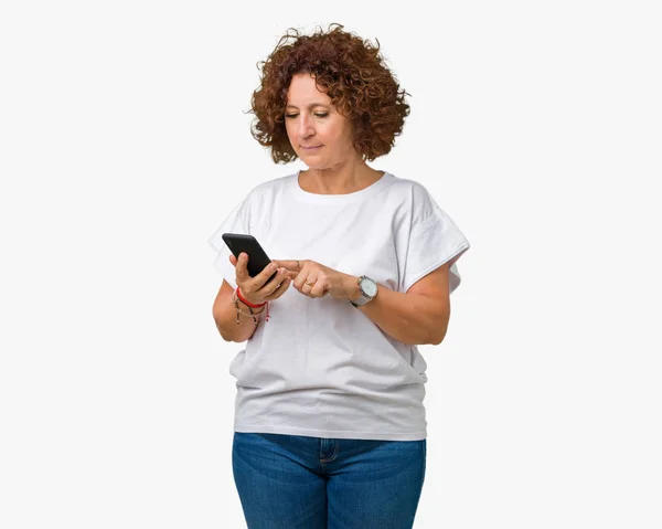 Seniorin Mittleren Alters Mit Smartphone Und Sms Über Isolierten Hintergrund — Stockfoto