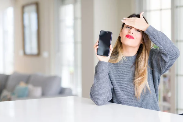 Jovem Mulher Bonita Mostrando Tela Smartphone Casa Estressado Com Mão — Fotografia de Stock