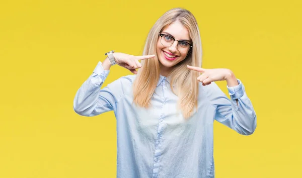 Kobieta Młody Biznes Blondynka Okularach Białym Tle Uśmiechający Się Pewnie — Zdjęcie stockowe