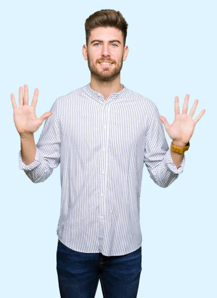 Mladý Pohledný Muž Ukazuje Ukazuje Prsty Číslo Deset Při Úsměvu — Stock fotografie