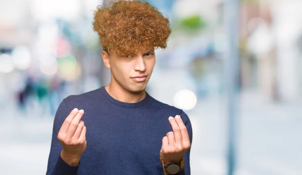 Jovem Bonito Homem Com Cabelo Afro Fazendo Gesto Dinheiro Com — Fotografia de Stock