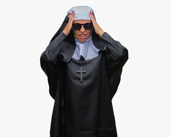 Mujer Monja Católica Mayor Mediana Edad Que Usa Gafas Sol — Foto de Stock