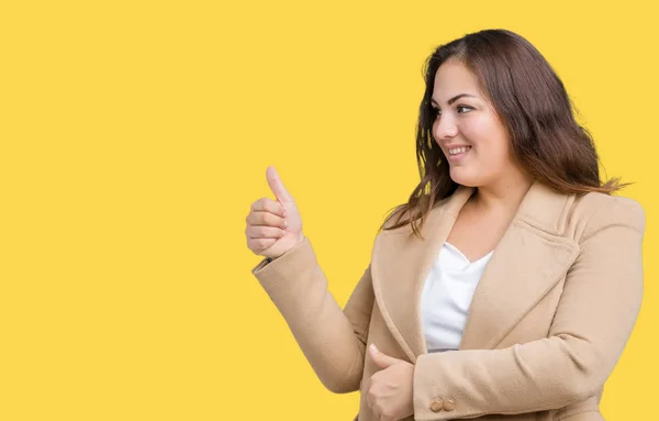 Mooi Grootte Jonge Vrouw Winterjas Geïsoleerde Achtergrond Zoek Trots Dragen — Stockfoto