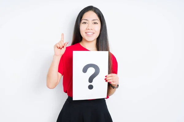 Young Brunette Woman Holding Paper Question Mark Isolated Background Surprised — Stock Photo, Image