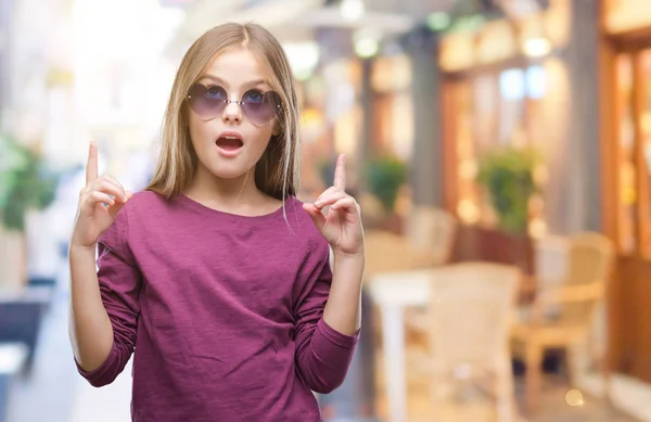 Menina Bonita Nova Usando Óculos Sol Sobre Fundo Isolado Espantado — Fotografia de Stock