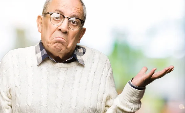 Hombre Mayor Guapo Con Gafas Suéter Invierno Expresión Despistada Confusa — Foto de Stock