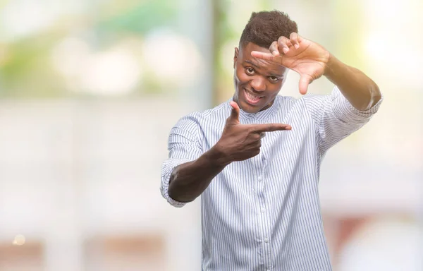 Unga Afroamerikanska Mannen Över Isolerade Bakgrund Leende Gör Ram Med — Stockfoto