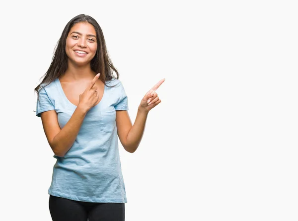 Joven Mujer Árabe Hermosa Sobre Fondo Aislado Sonriendo Mirando Cámara —  Fotos de Stock