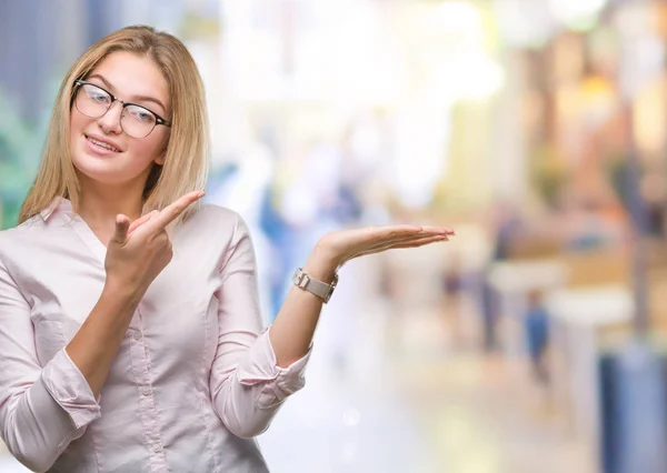 Joven Mujer Negocios Caucásica Con Gafas Sobre Fondo Aislado Sorprendido —  Fotos de Stock