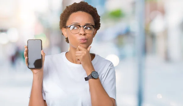 Jeune Femme Afro Américaine Montrant Écran Smartphone Sur Fond Isolé — Photo