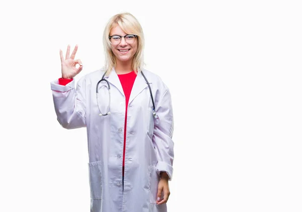 孤立した背景を浮かべて手と指で サインをしている肯定的な上医療制服を着て美しい金髪女医女性 成功した式 — ストック写真