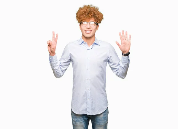 若いハンサムなビジネスの男性とアフロ眼鏡をかけて指で上向きの表示と数は自信を持って 幸せな笑みを浮かべている間 — ストック写真