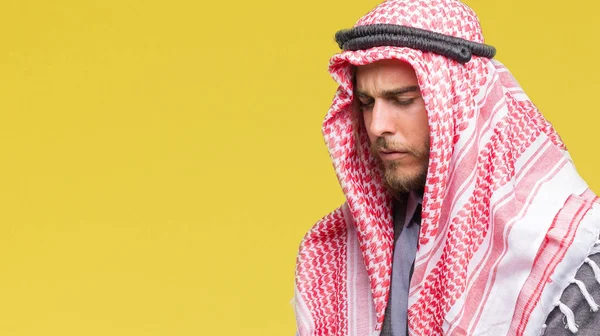 Pemuda Tampan Arabian Dengan Rambut Panjang Memakai Keffiyeh Atas Latar — Stok Foto