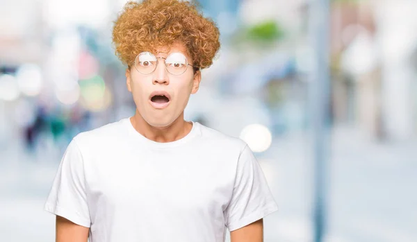 Joven Hombre Guapo Con Pelo Afro Usando Gafas Asustado Sorprendido — Foto de Stock