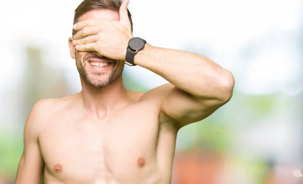 Hombre Guapo Sin Camisa Mostrando Pecho Desnudo Sonriendo Riendo Con — Foto de Stock