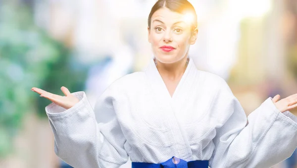 Üzerinde Karate Kimono Üniforma Giyen Genç Güzel Kadın Arka Plan — Stok fotoğraf