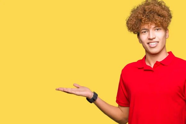 Jonge Knappe Man Met Afro Haar Dragen Rode Shirt Lacht — Stockfoto