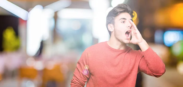 Jovem Homem Bonito Sobre Fundo Isolado Gritando Gritando Alto Para — Fotografia de Stock