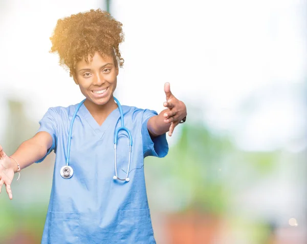 Junge Afrikanisch Amerikanische Ärztin Mit Isoliertem Hintergrund Die Lächelnd Mit — Stockfoto