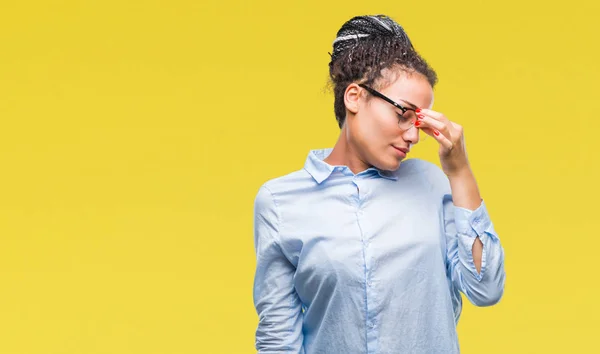 Joven Chica Negocios Afroamericana Trenzada Con Gafas Sobre Fondo Aislado —  Fotos de Stock