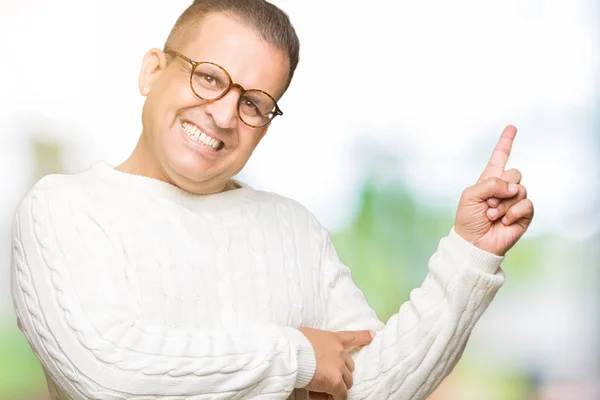 Hombre Árabe Mediana Edad Con Gafas Sobre Fondo Aislado Con —  Fotos de Stock