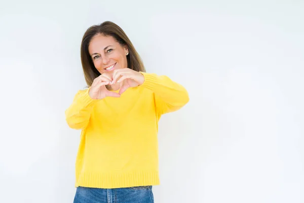 Mulher Meia Idade Bonita Vestindo Suéter Amarelo Sobre Fundo Isolado — Fotografia de Stock