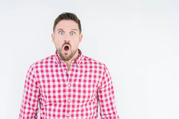 Jovem Homem Bonito Vestindo Camisa Sobre Fundo Isolado Com Medo — Fotografia de Stock