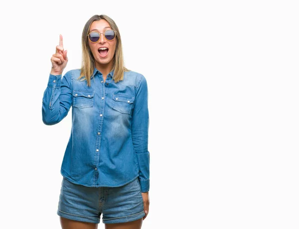 Mujer Hermosa Joven Con Gafas Sol Sobre Fondo Aislado Apuntando — Foto de Stock