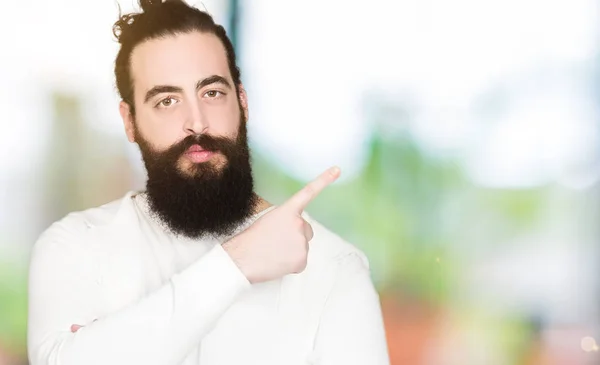Homem Jovem Hipster Com Cabelos Longos Barba Vestindo Camisola Esportiva — Fotografia de Stock