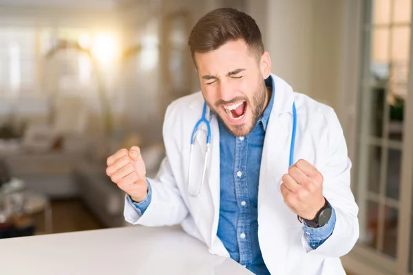 Νέος Ωραίος Γιατρός Άνθρωπος Στο Χώρο Του Ιατρείου Πολύ Χαρούμενος — Φωτογραφία Αρχείου