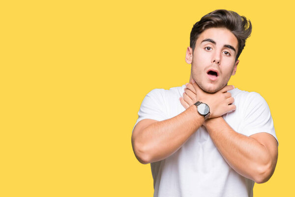 Молодой красивый мужчина в белой футболке на изолированном фоне кричит и задыхается, потому что болезненно душит. Проблемы со здоровьем Концепция асфиксии и самоубийства
.