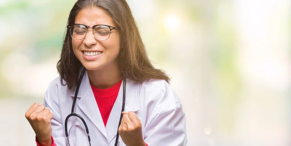 Gülümseyen Başarı Için Çığlık Genç Arap Doktor Kadın Yüzünden Izole — Stok fotoğraf