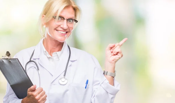 Medelåldern Blonde Läkare Kvinna Hålla Urklipp Över Isolerade Bakgrund Mycket — Stockfoto