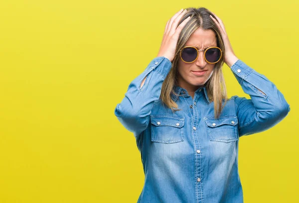 Jovem Mulher Bonita Usando Óculos Sol Sobre Fundo Isolado Sofrendo — Fotografia de Stock