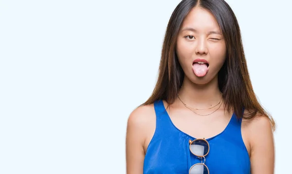 Jovem Mulher Asiática Sobre Fundo Isolado Furar Língua Para Fora — Fotografia de Stock