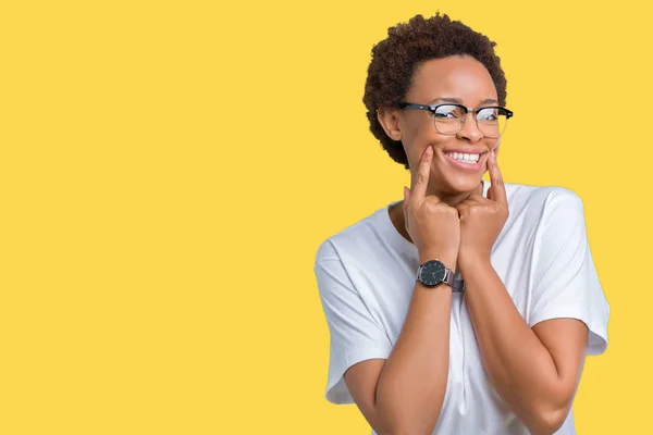 Linda Jovem Afro Americana Vestindo Óculos Sobre Fundo Isolado Sorrindo — Fotografia de Stock