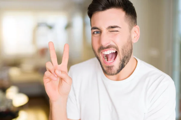 Ung Vacker Man Bär Casual Vit Shirt Hemma Leende Med — Stockfoto