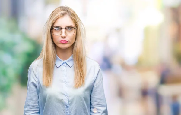 Ung Vacker Blond Affärskvinna Glasögon Över Isolerade Bakgrund Med Allvarliga — Stockfoto