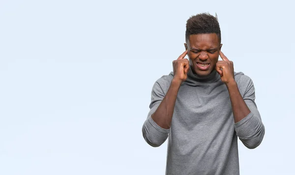 Молодой Африканский Американец Изолированном Фоне Закрывает Уши Пальцами Раздраженным Выражением — стоковое фото