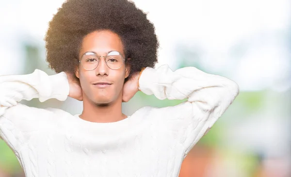 Mladý Američan Afričana Muž Afro Vlasy Nosí Brýle Relaxaci Protažení — Stock fotografie