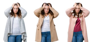 Kolaj güzel bir artı boyutu kadın kış giydiği ceket çünkü umutsuz ve stresli baş ağrısı acı izole arka plan üzerinde ağrı ve migren. Ellerini kafasına.